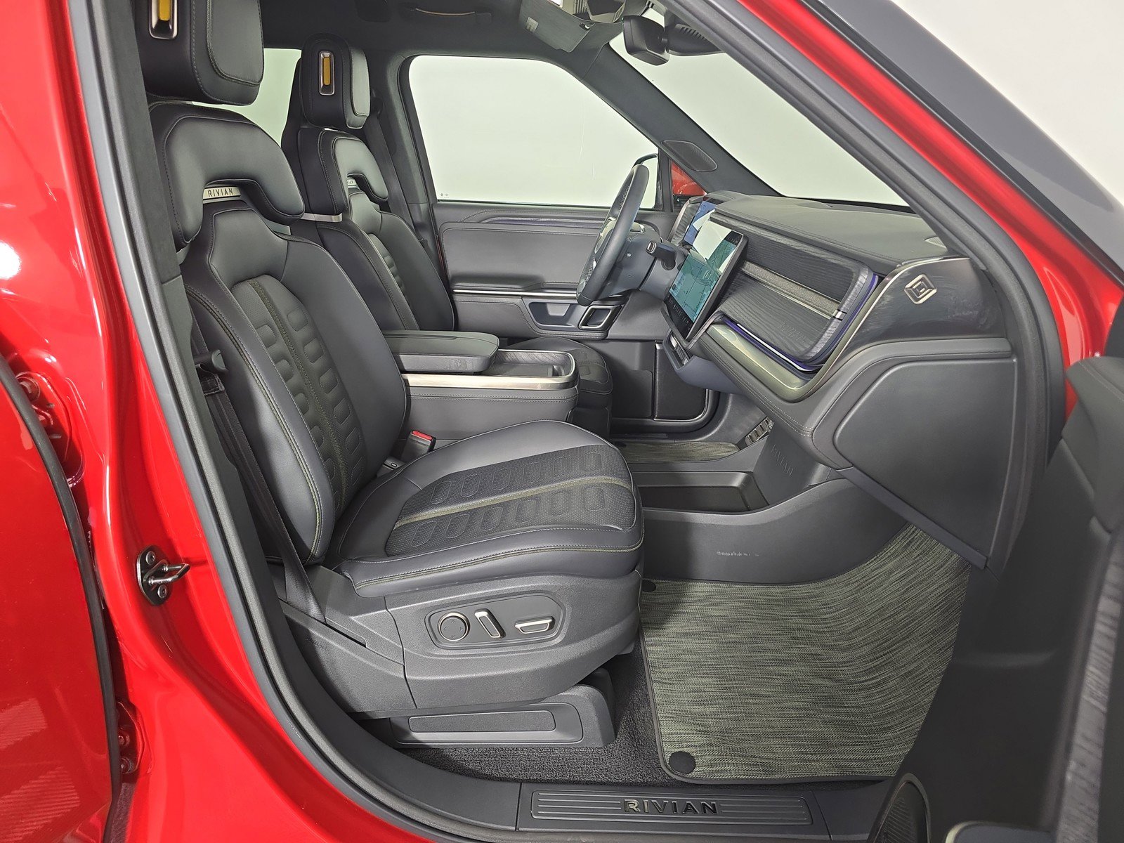 Used 2023 Rivian R1S Adventure image 24