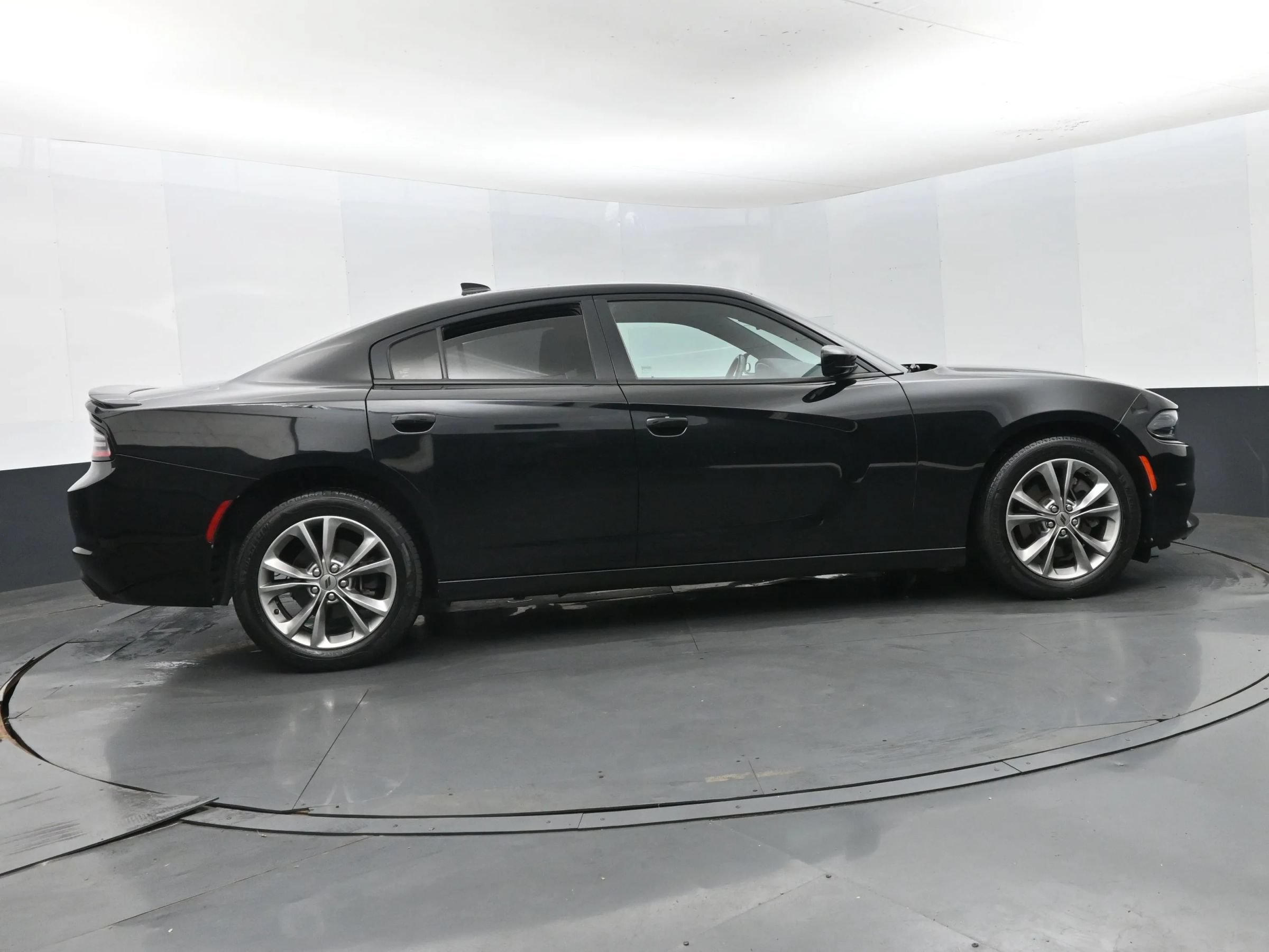 Used 2020 Dodge Charger SXT AWD/4WD image 4