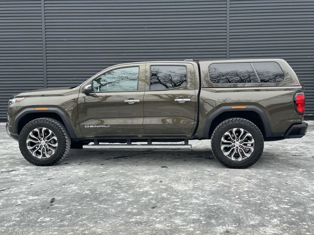 Used 2024 GMC Canyon Denali image 2