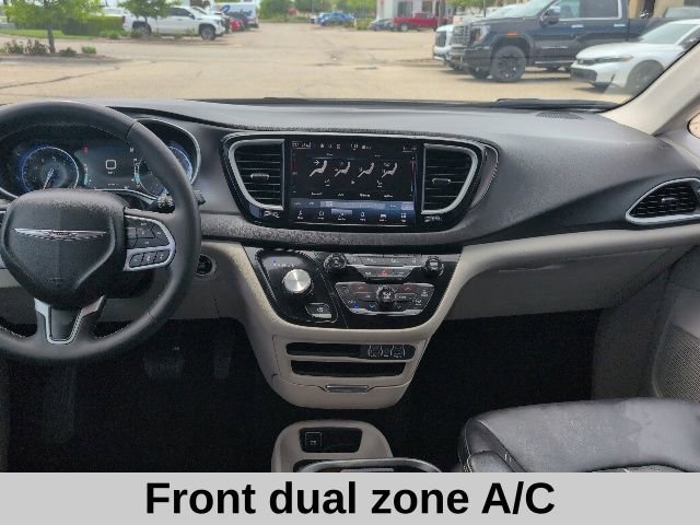 Used 2024 Chrysler Pacifica Touring-L FWD image 4