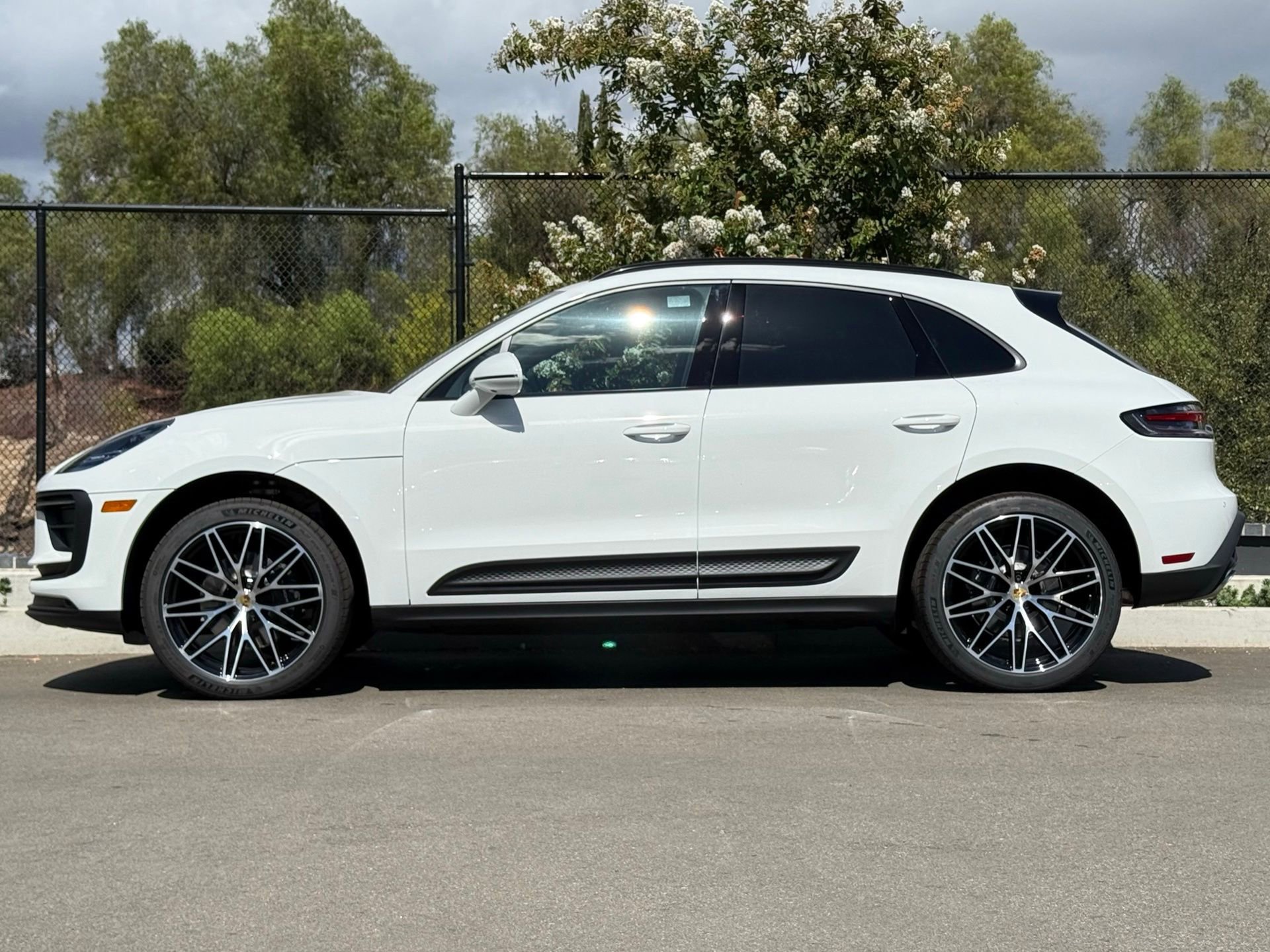 Used 2025 Porsche Macan image 2