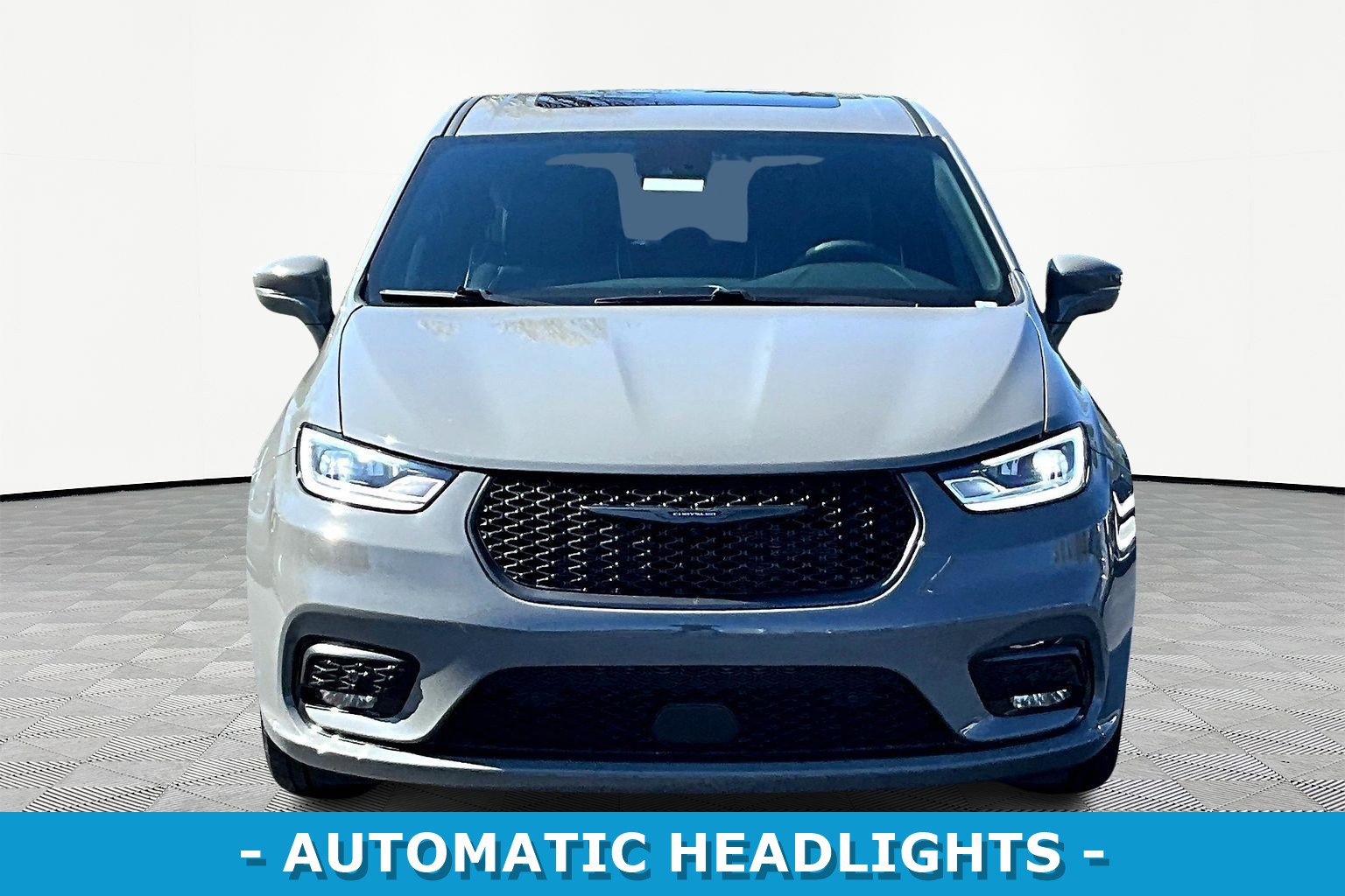 Used 2022 Chrysler Pacifica Limited w/ Uconnect Theater Family Group image 2