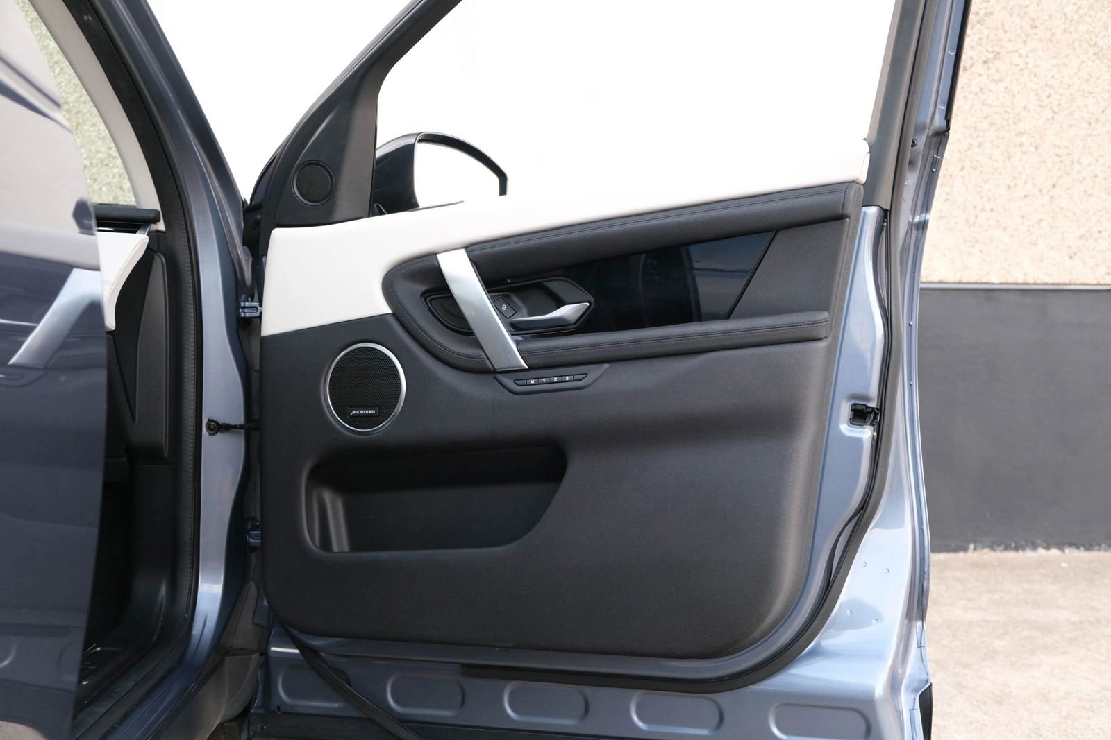 Used 2020 Land Rover Discovery Sport SE image 31