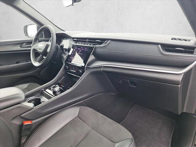 Used 2025 Jeep Grand Cherokee Altitude image 19