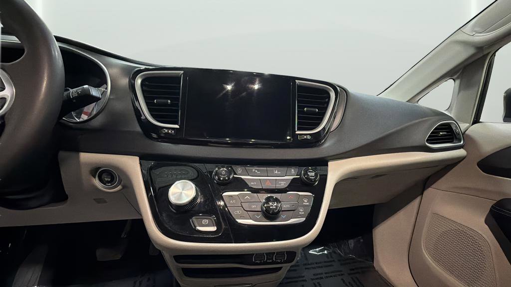 Used 2023 Chrysler Pacifica Touring-L image 18