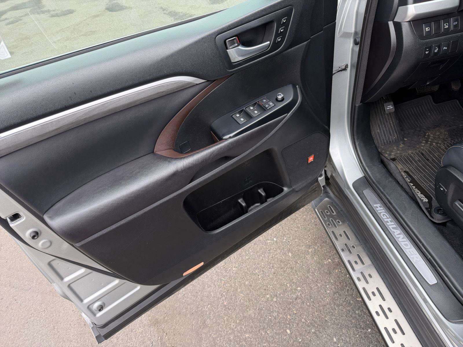 Used 2017 Toyota Highlander Limited Platinum image 23