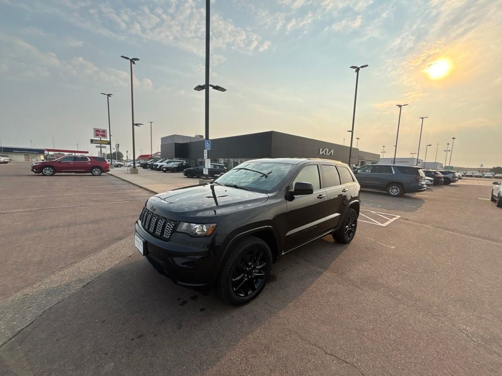 Used 2022 Jeep Grand Cherokee Laredo X AWD/4WD image 1