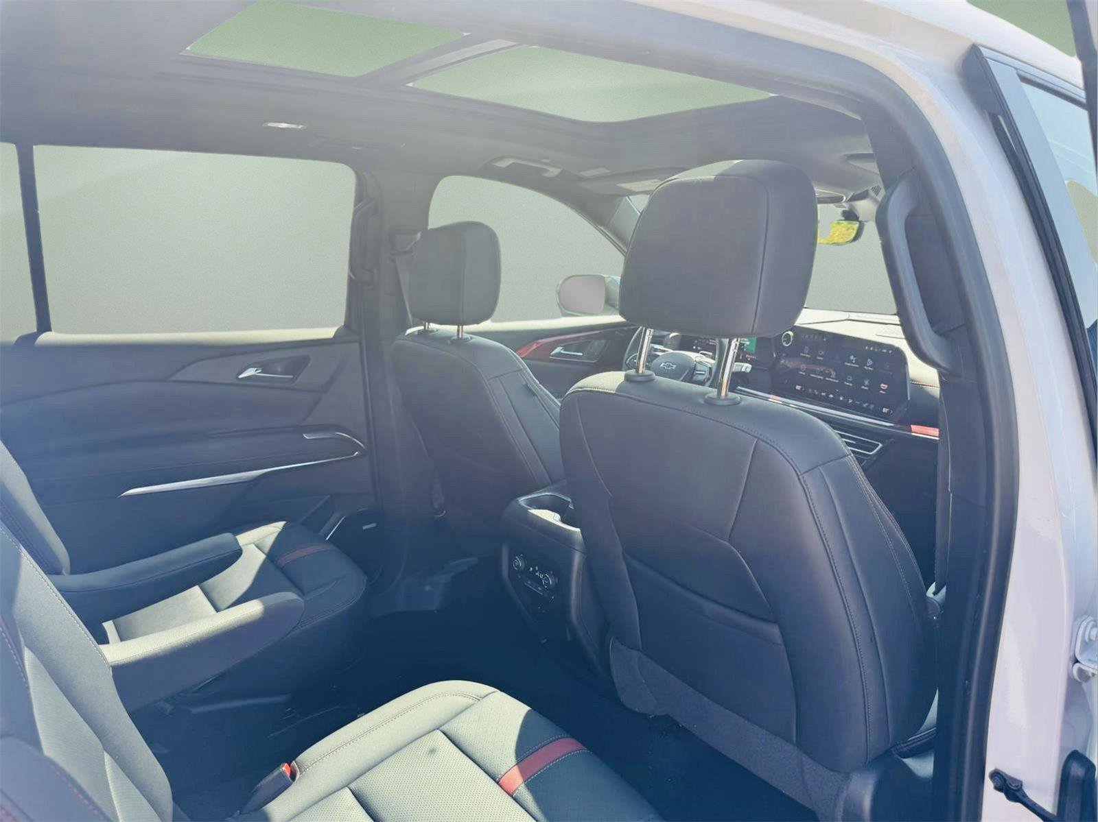 Used 2024 Chevrolet Traverse RS FWD image 35