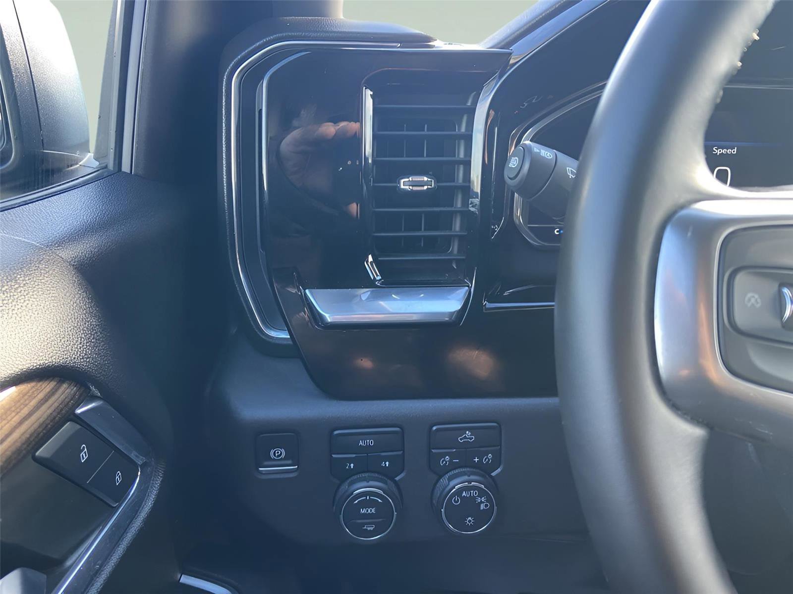 Used 2024 Chevrolet Silverado 1500 LT image 24