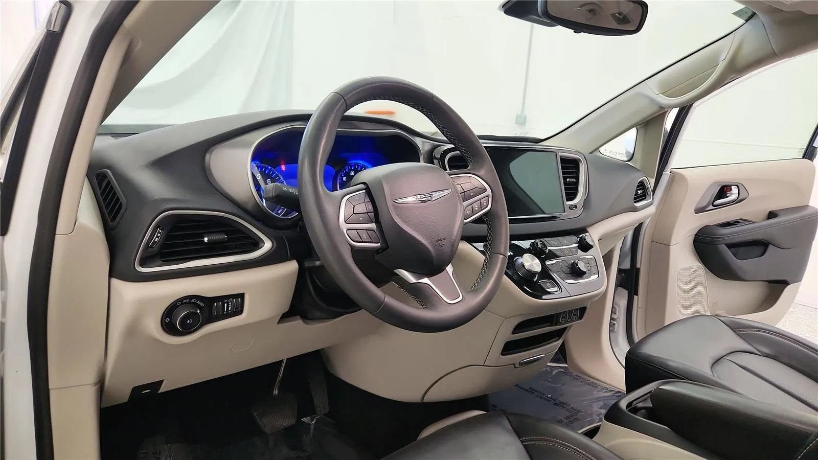 Used 2023 Chrysler Pacifica Touring-L FWD image 22