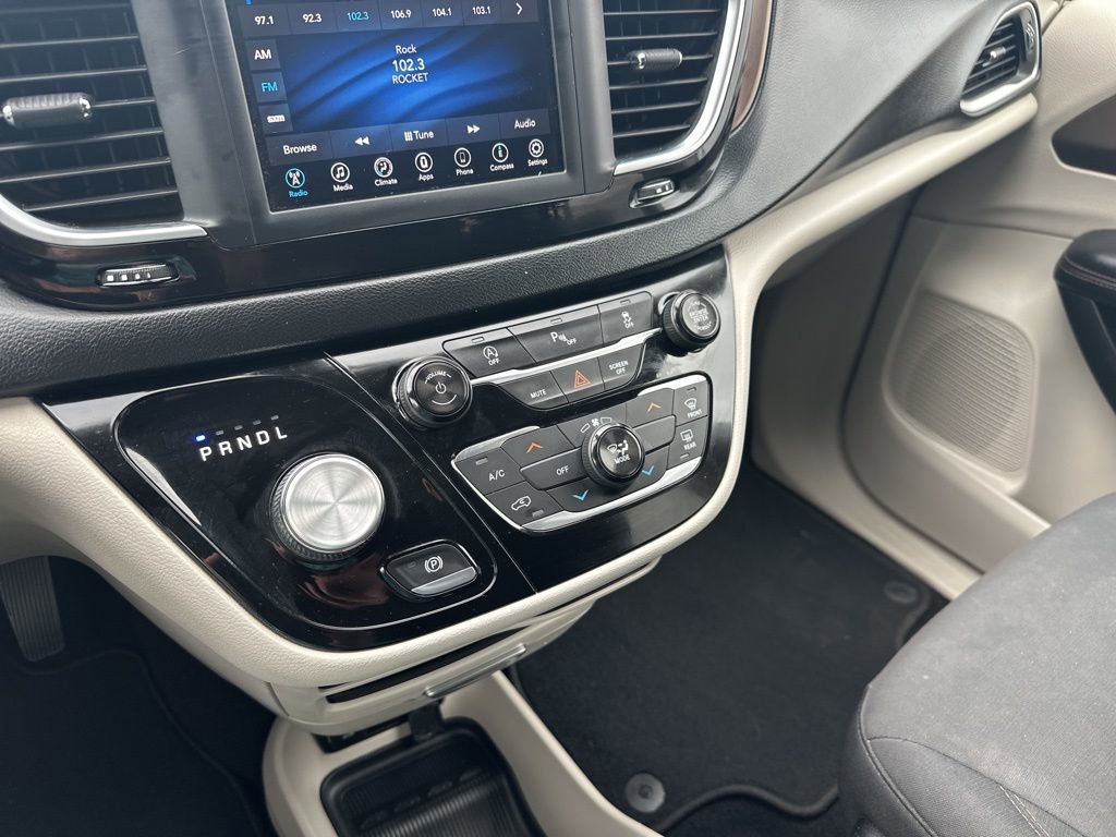 Used 2018 Chrysler Pacifica Touring w/ Tire & Wheel Group image 23