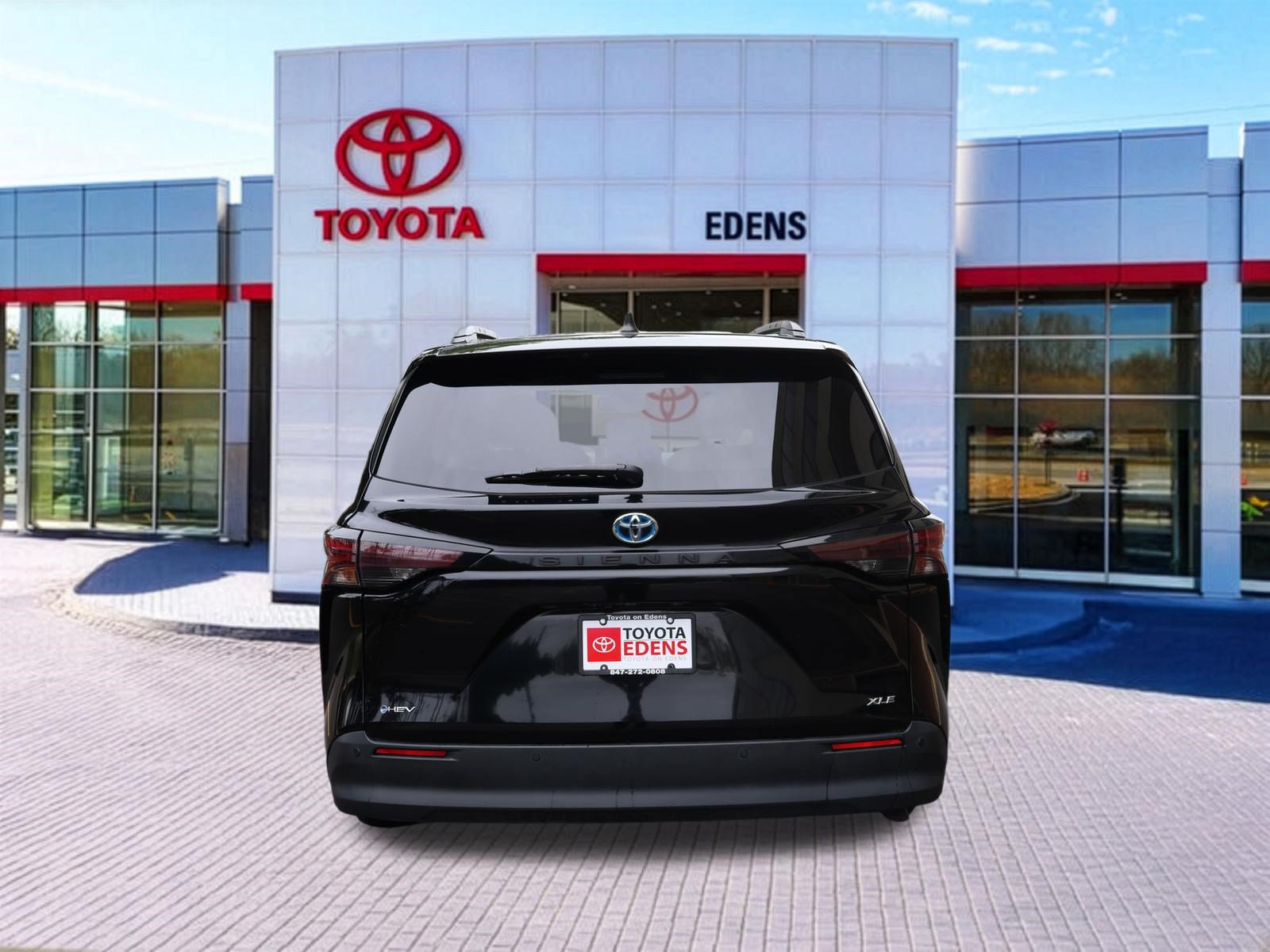 Certified 2025 Toyota Sienna XLE FWD image 4