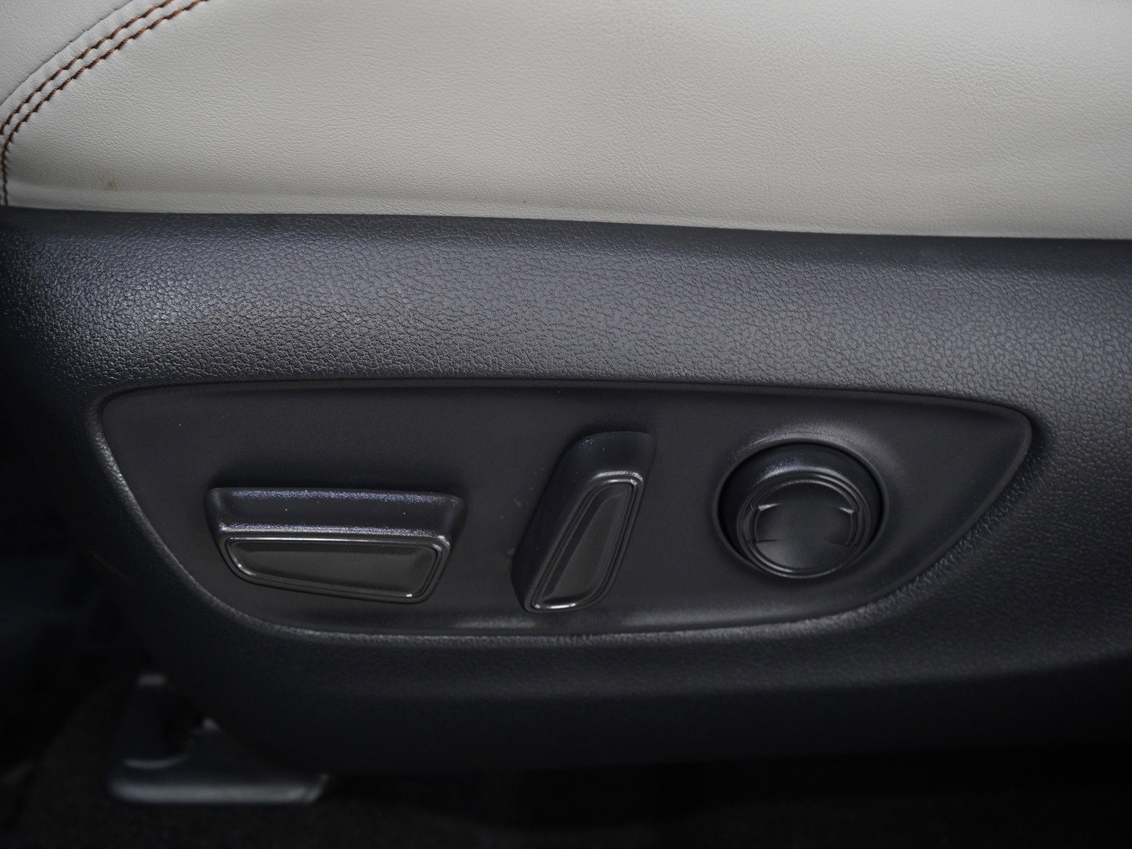 Used 2025 Toyota RAV4 Limited w/ Advanced Technology Package AWD/4WD image 25