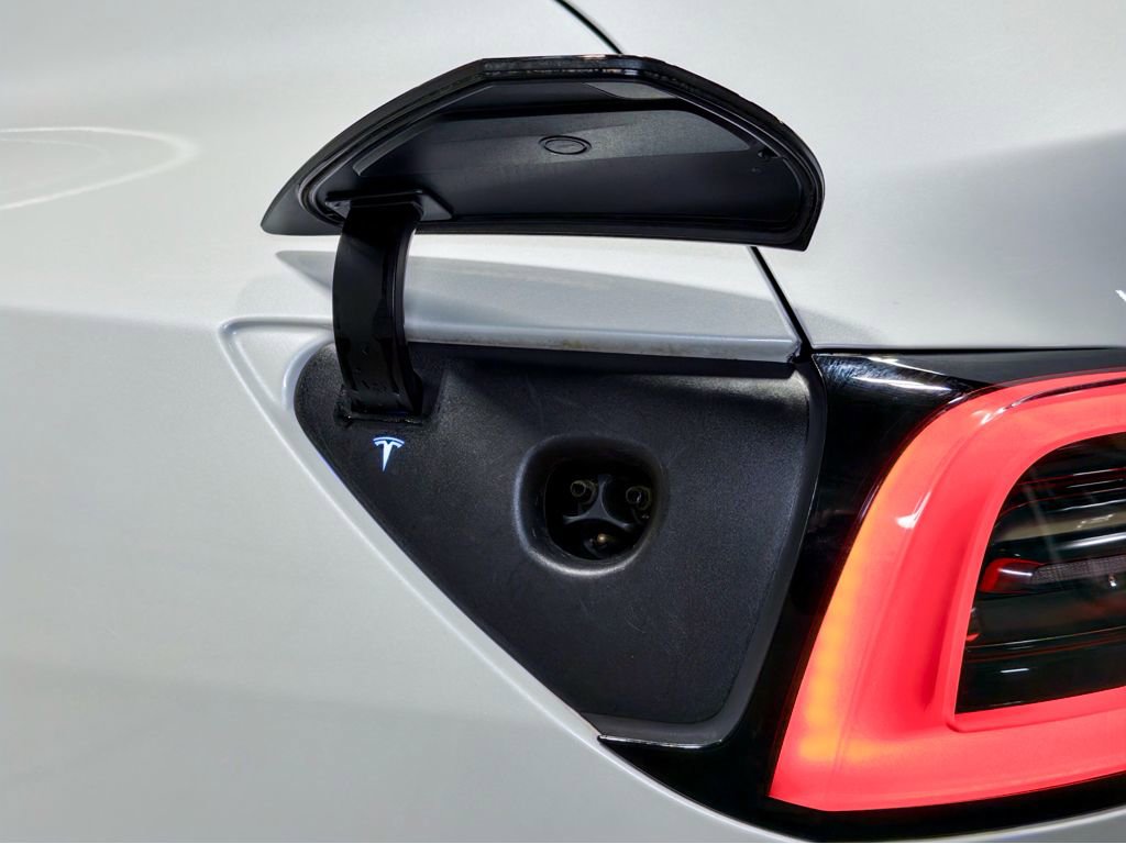 Used 2022 Tesla Model Y Performance image 5