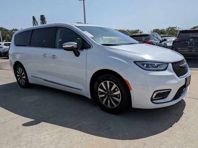Used 2023 Chrysler Pacifica Limited FWD image 2