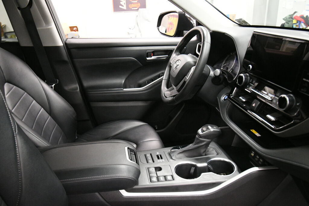 Used 2023 Toyota Highlander XLE AWD/4WD image 33