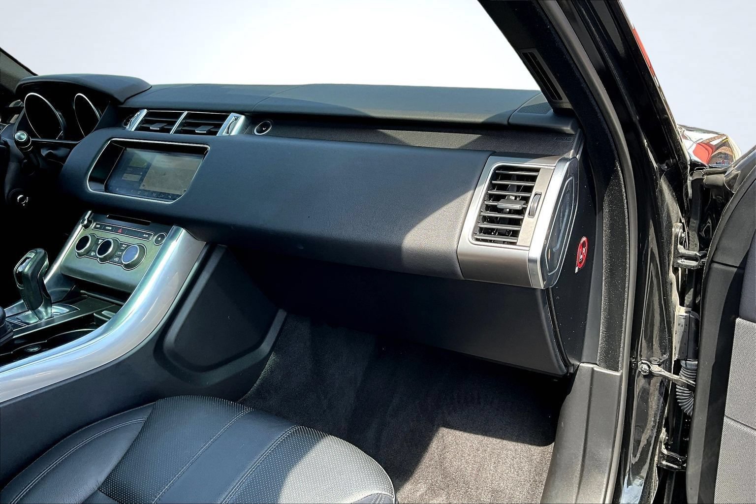 Used 2017 Land Rover Range Rover Sport SE AWD/4WD image 29
