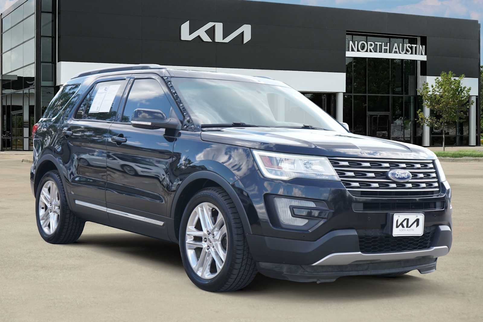 Used 2017 Ford Explorer XLT w/ Equipment Group 202A FWD image 6