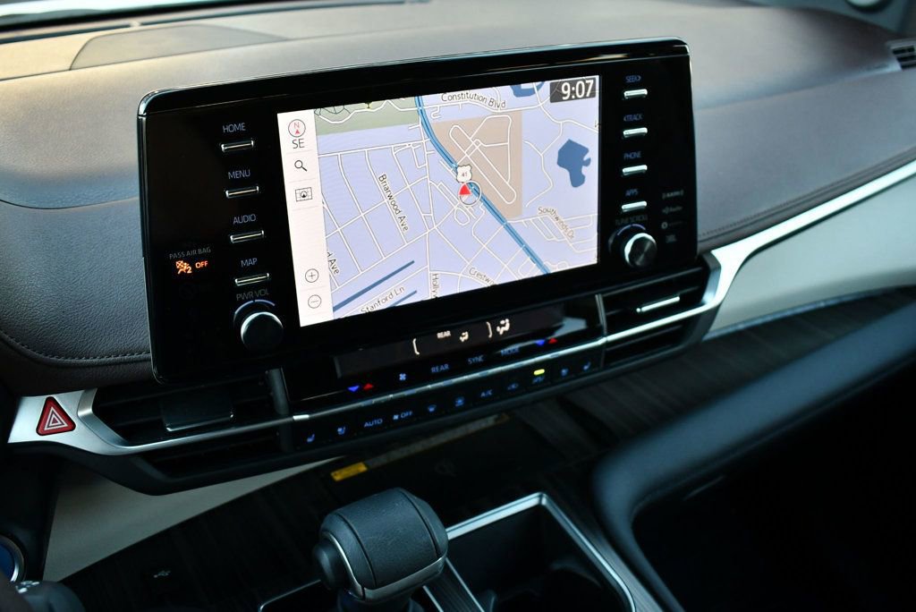 Used 2024 Toyota Sienna Platinum image 16