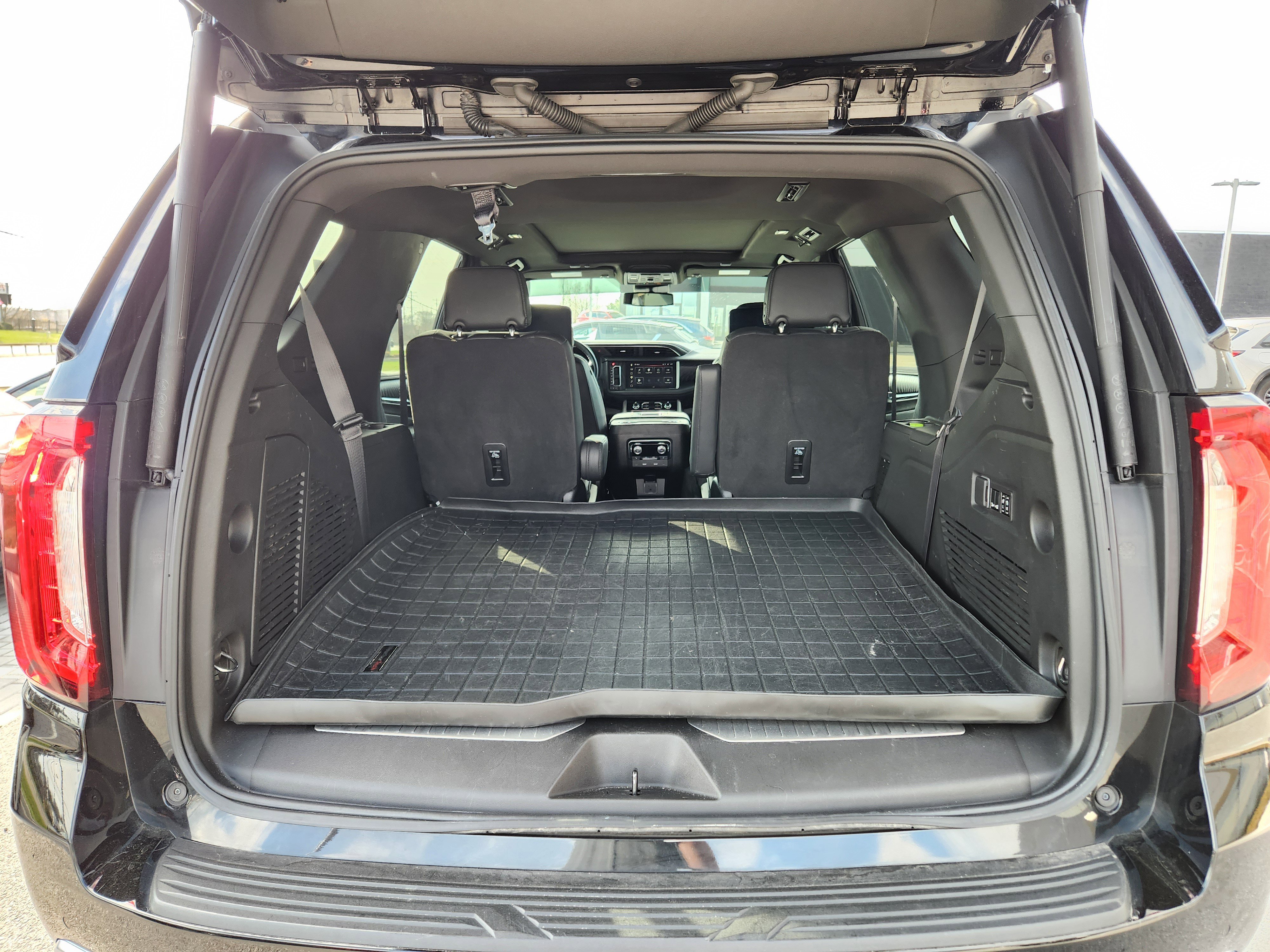 Used 2023 GMC Yukon Denali AWD/4WD image 8