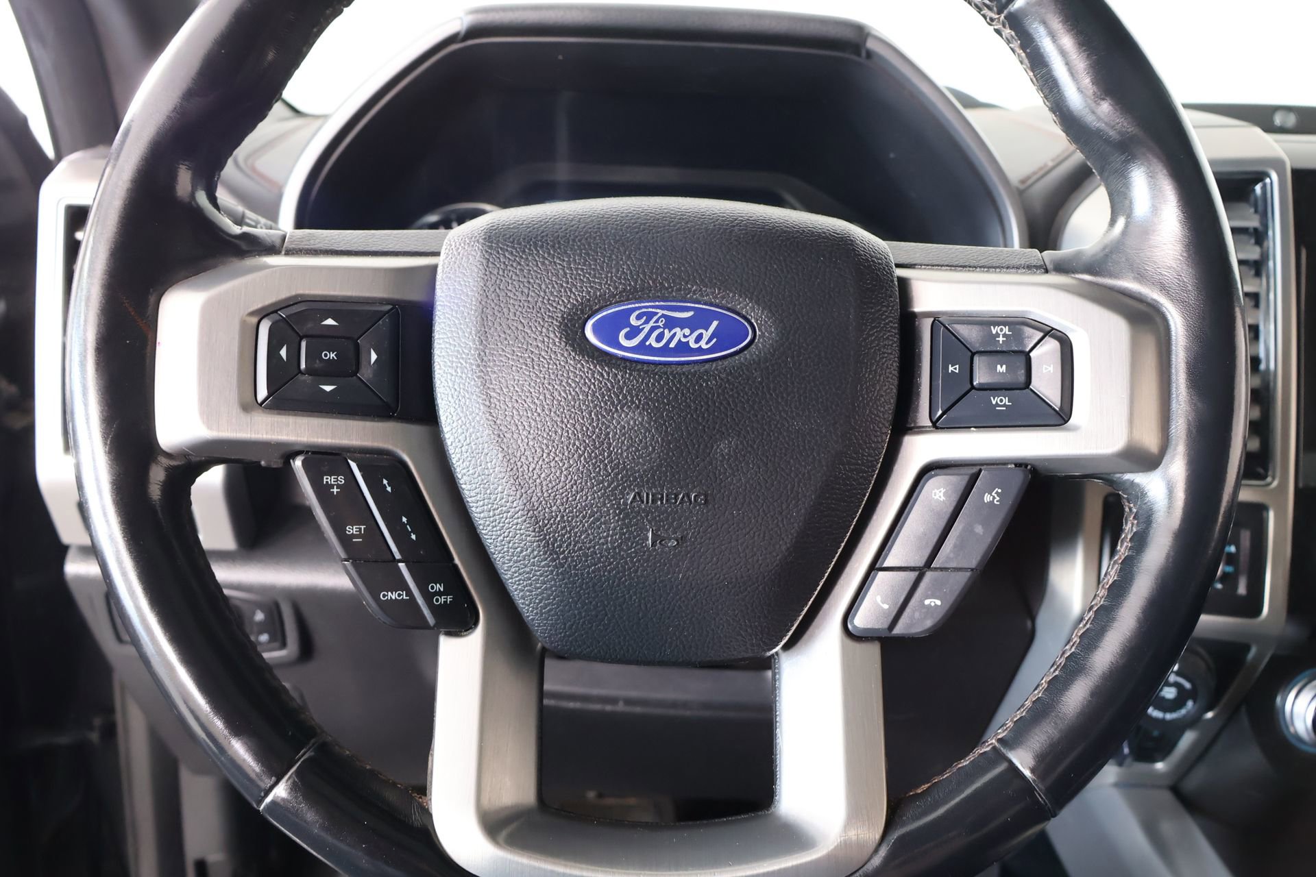 Used 2018 Ford F150 Platinum w/ Equipment Group 701A Luxury AWD/4WD image 3