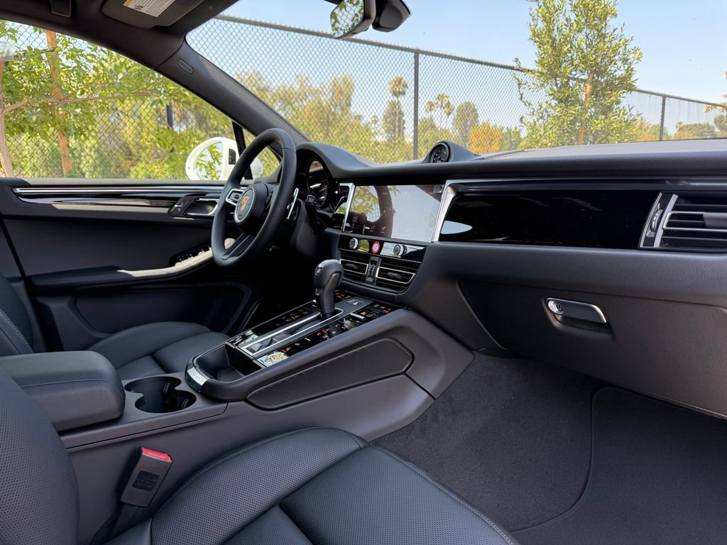Used 2025 Porsche Macan image 25
