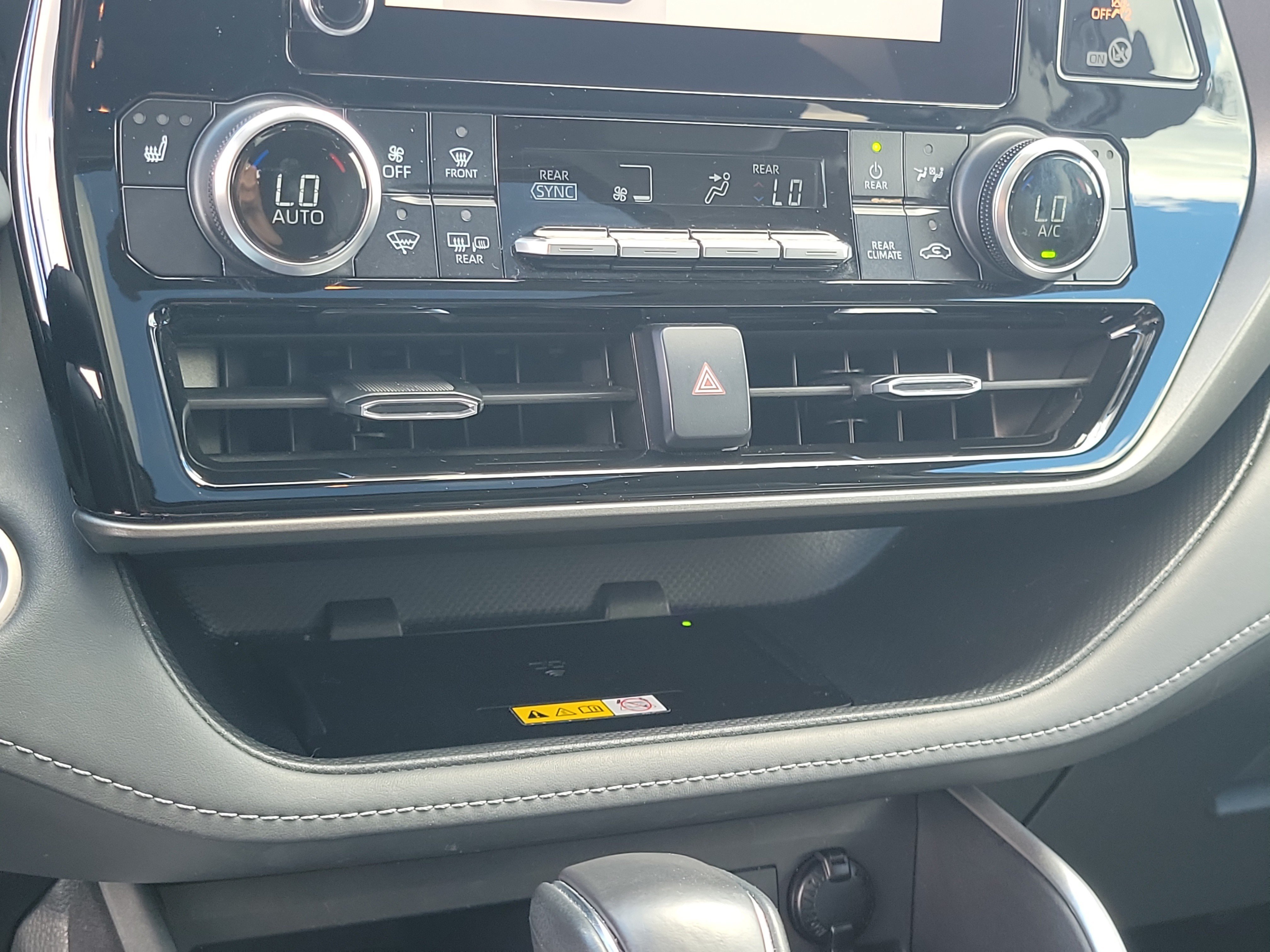 Used 2024 Toyota Highlander XLE FWD image 7