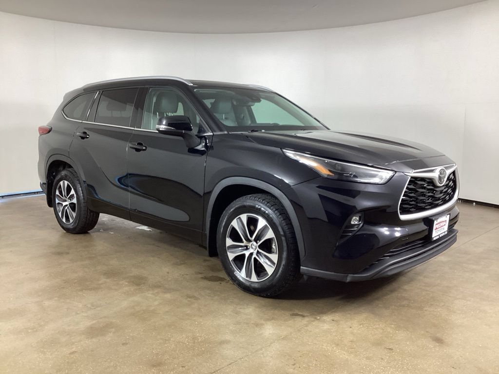 Used 2022 Toyota Highlander XLE AWD/4WD image 5