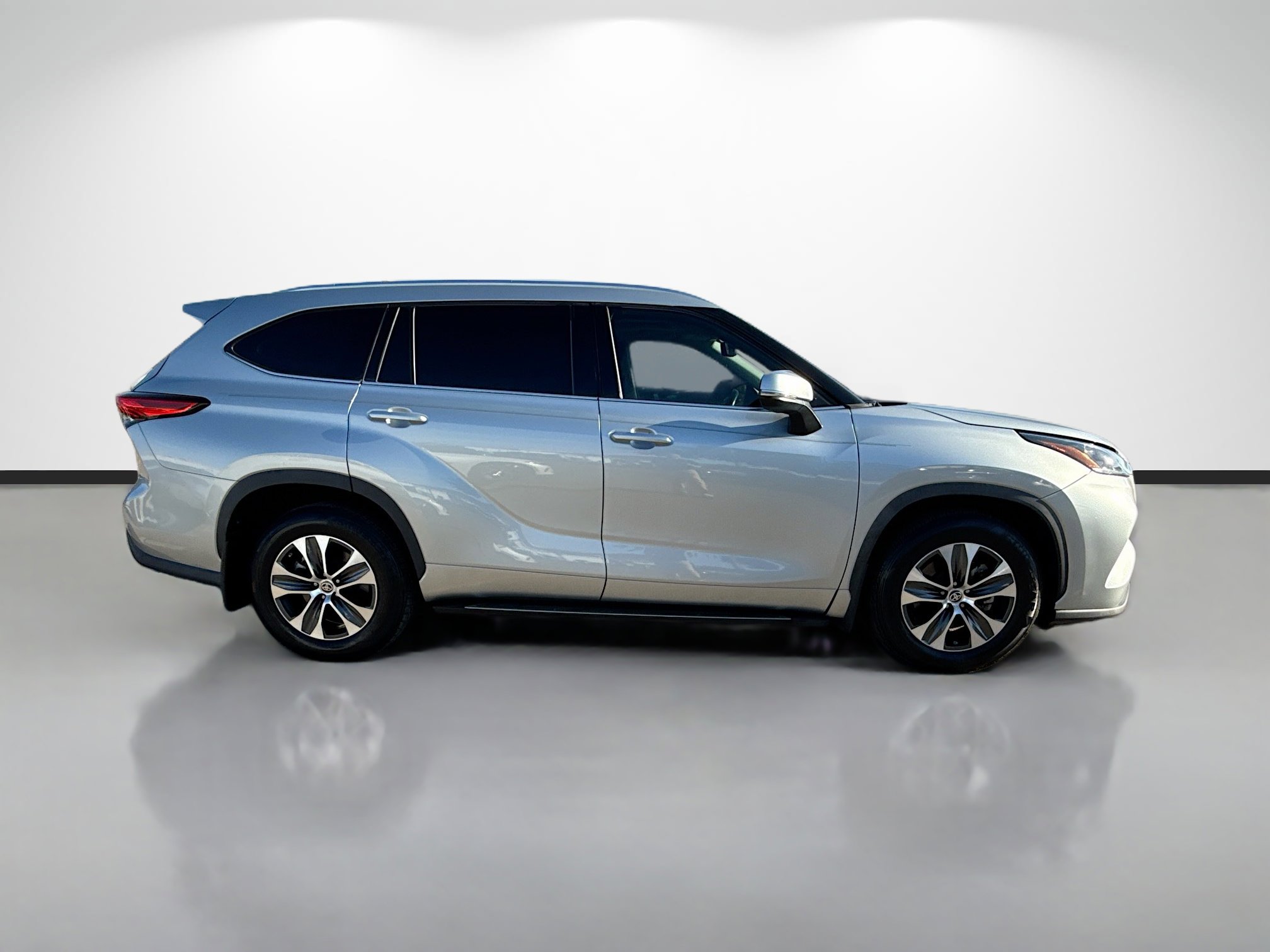 Used 2020 Toyota Highlander XLE image 2