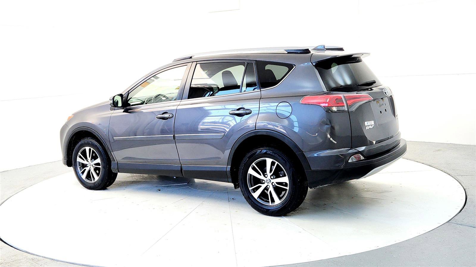 Used 2018 Toyota RAV4 XLE image 4