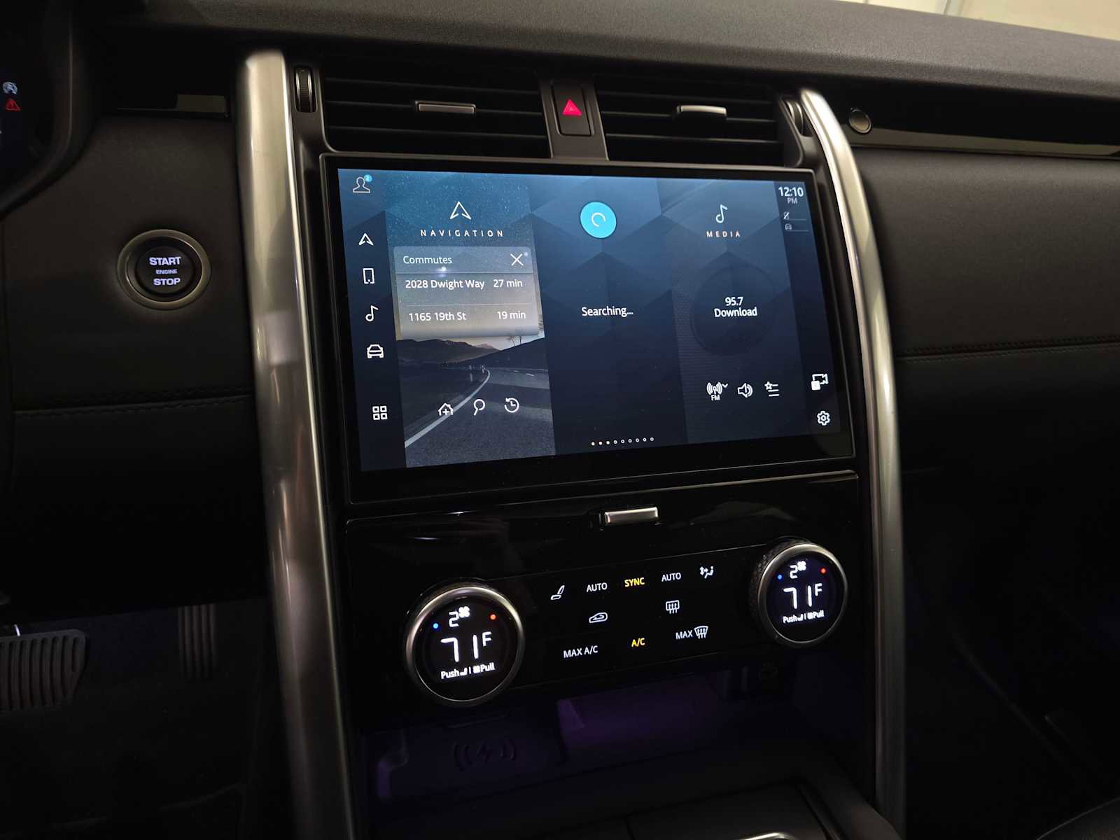 Used 2025 Land Rover Discovery S image 28