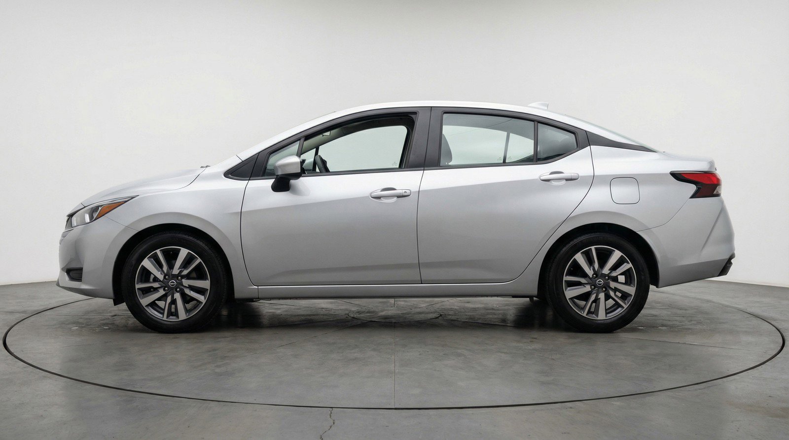 Used 2025 Nissan Versa SV FWD image 5