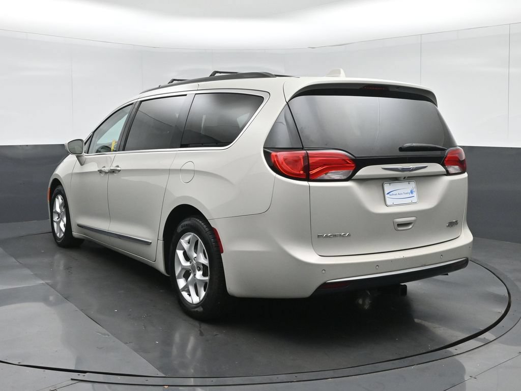 Used 2017 Chrysler Pacifica Touring-L w/ Tire & Wheel Group FWD image 5