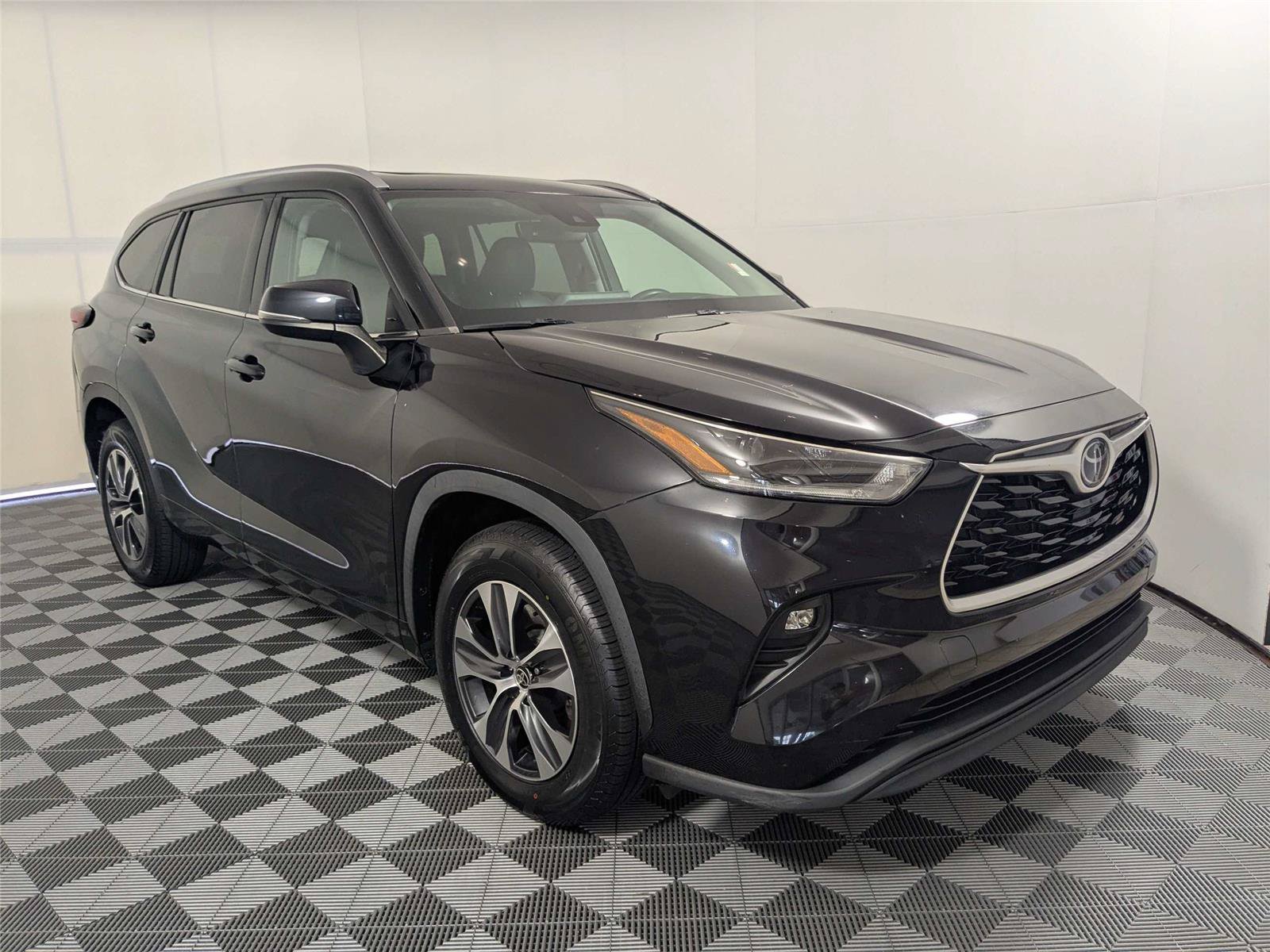 Used 2021 Toyota Highlander XLE FWD image 3