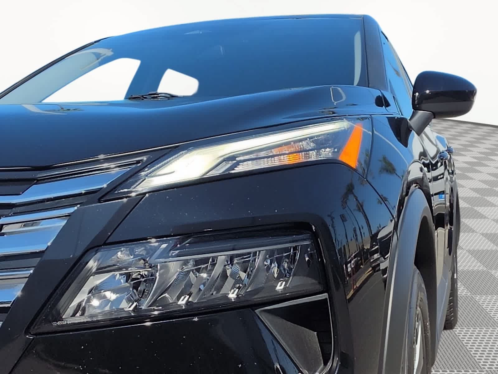 Used 2025 Nissan Rogue SV AWD/4WD image 4