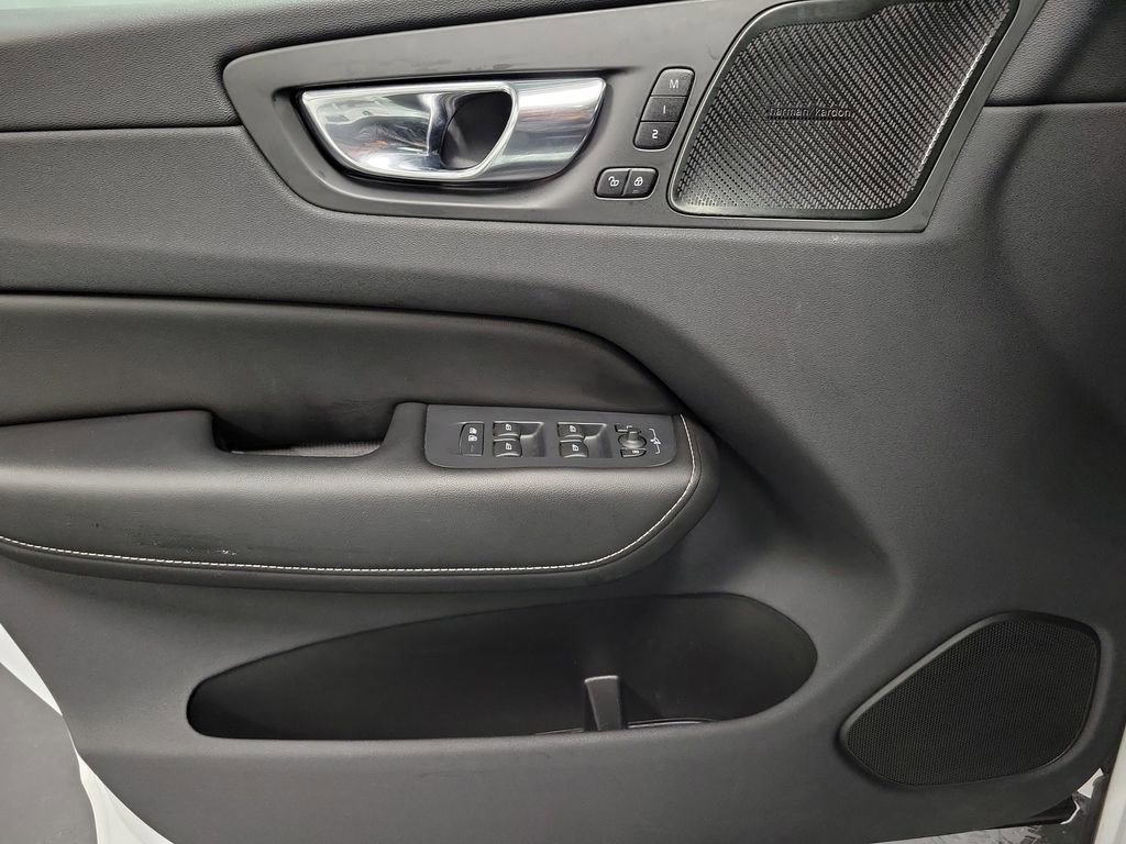 Used 2019 Volvo XC60 T5 R-Design image 24