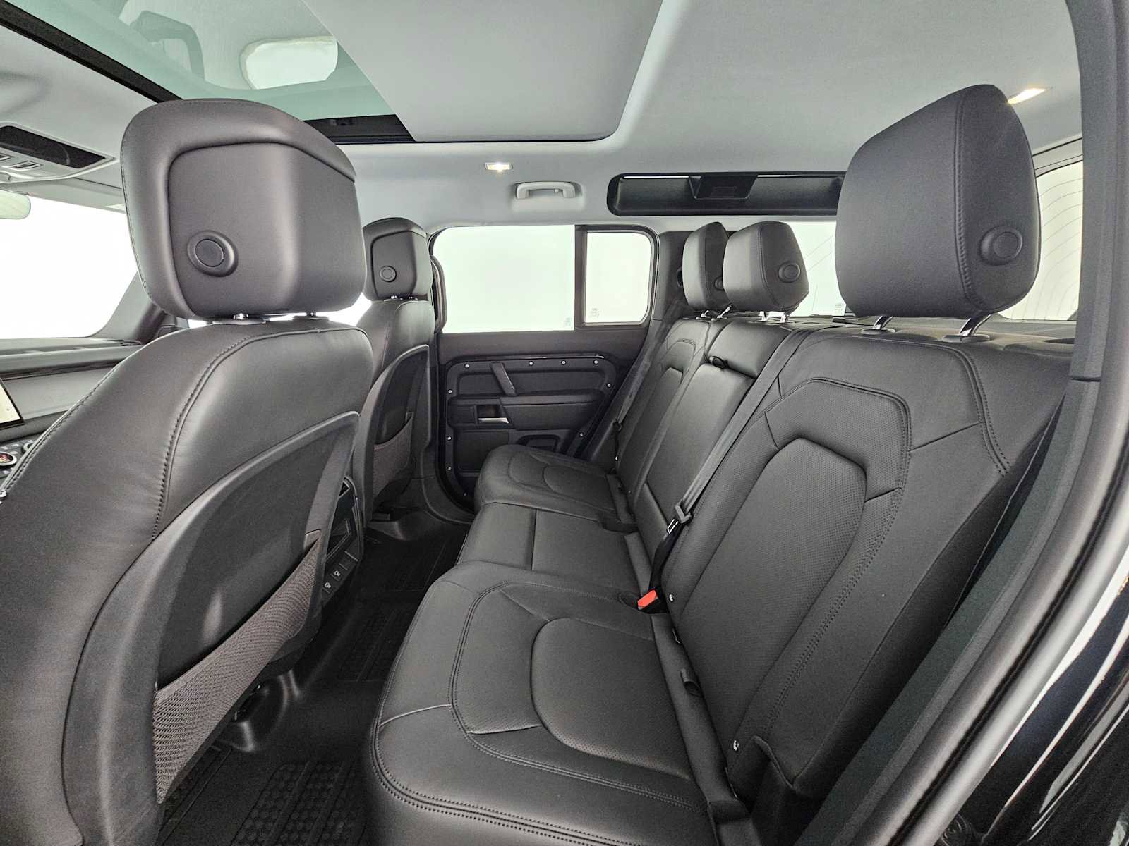 New 2025 Land Rover Defender 110 X-Dynamic SE image 15