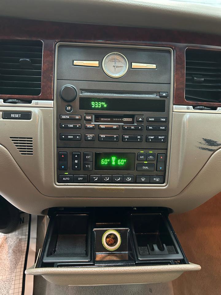 Used 2004 Lincoln Town Car Ultimate RWD image 21