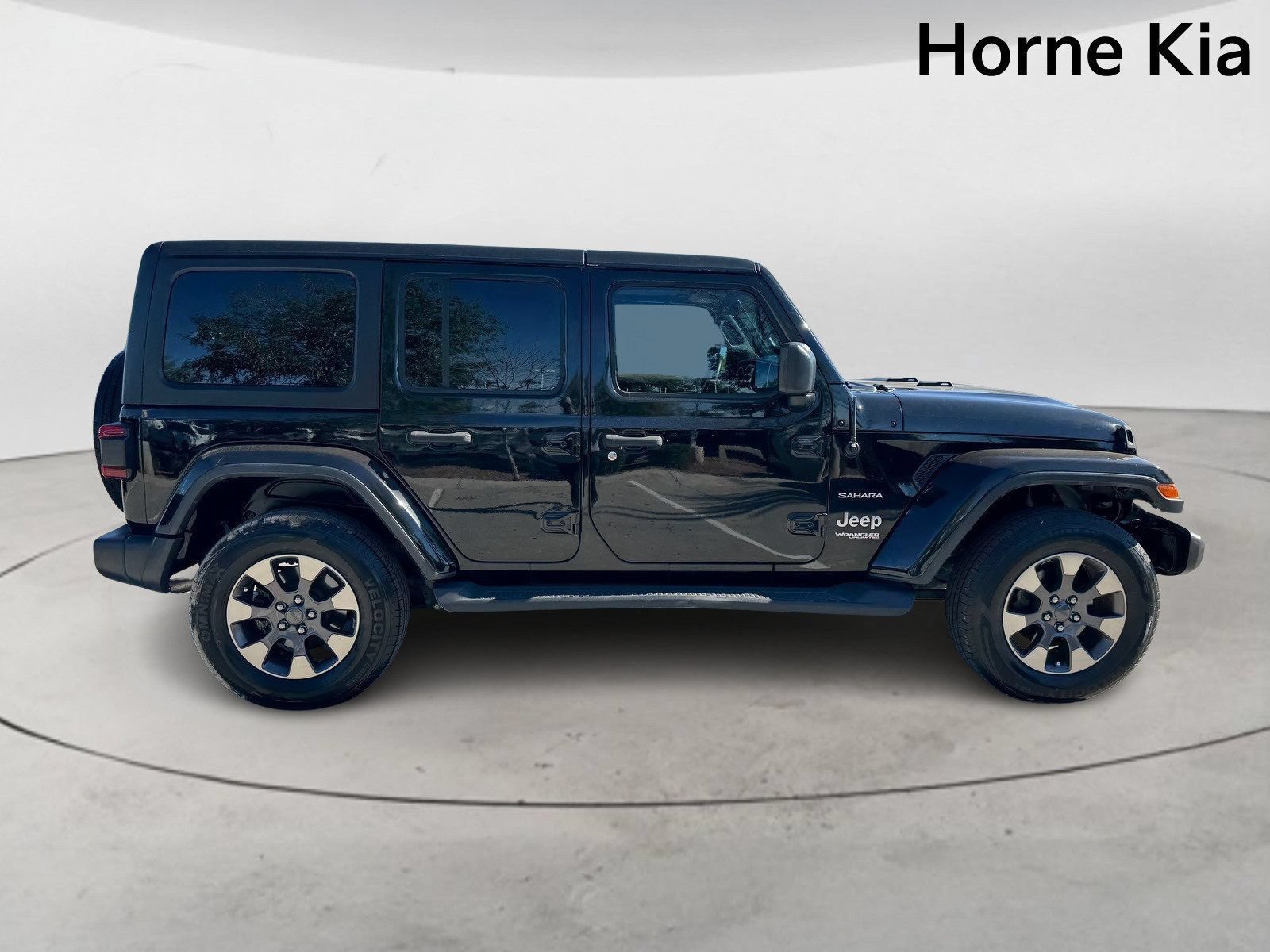 Used 2018 Jeep Wrangler Unlimited Sahara AWD/4WD image 3