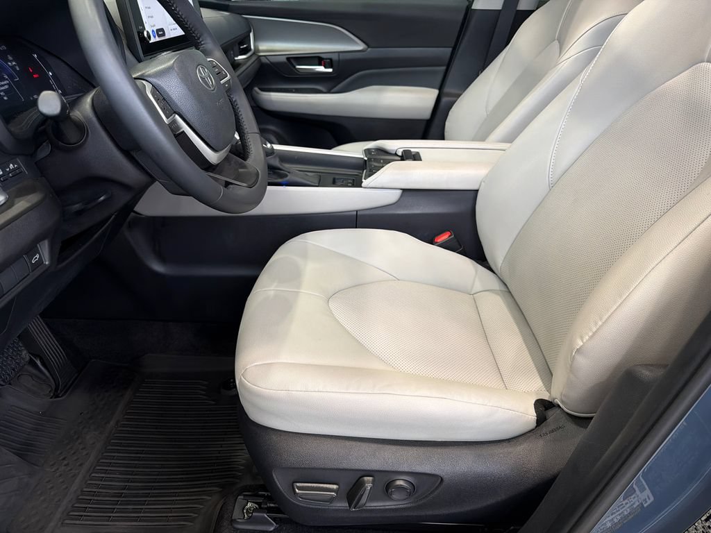 Used 2025 Toyota Grand Highlander AWD Hybrid image 17