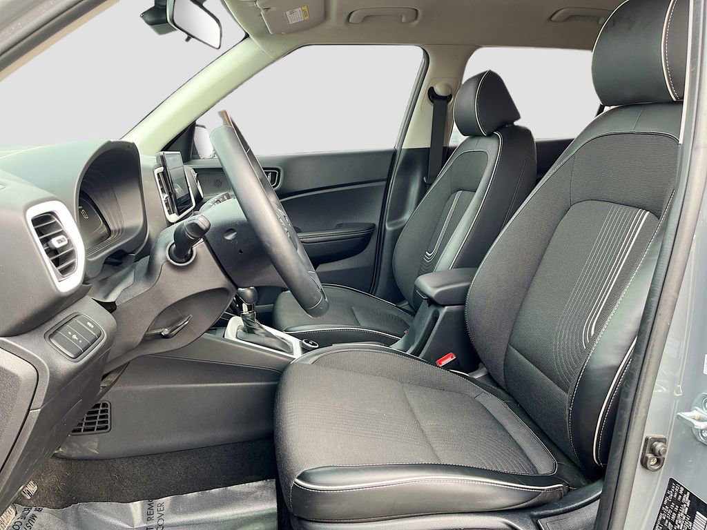 Used 2023 Hyundai Venue Limited image 20