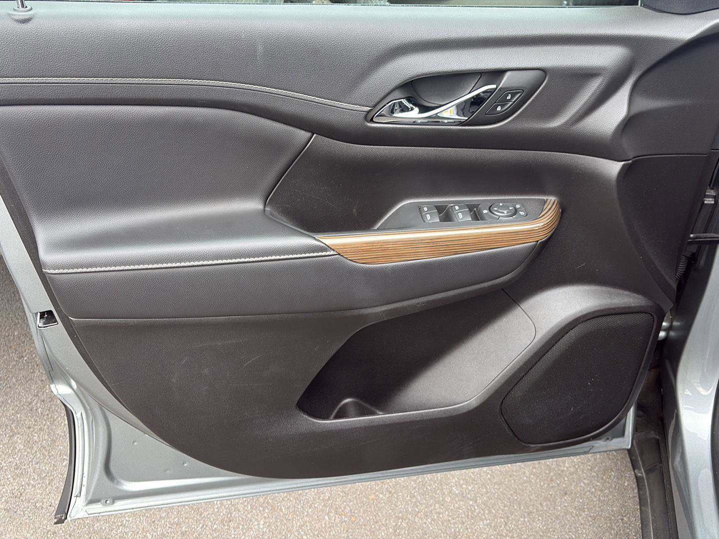 Used 2023 GMC Acadia SLE image 8