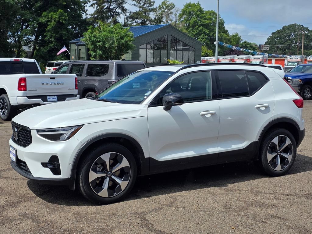 Used 2024 Volvo XC40 B5 Plus AWD/4WD image 34