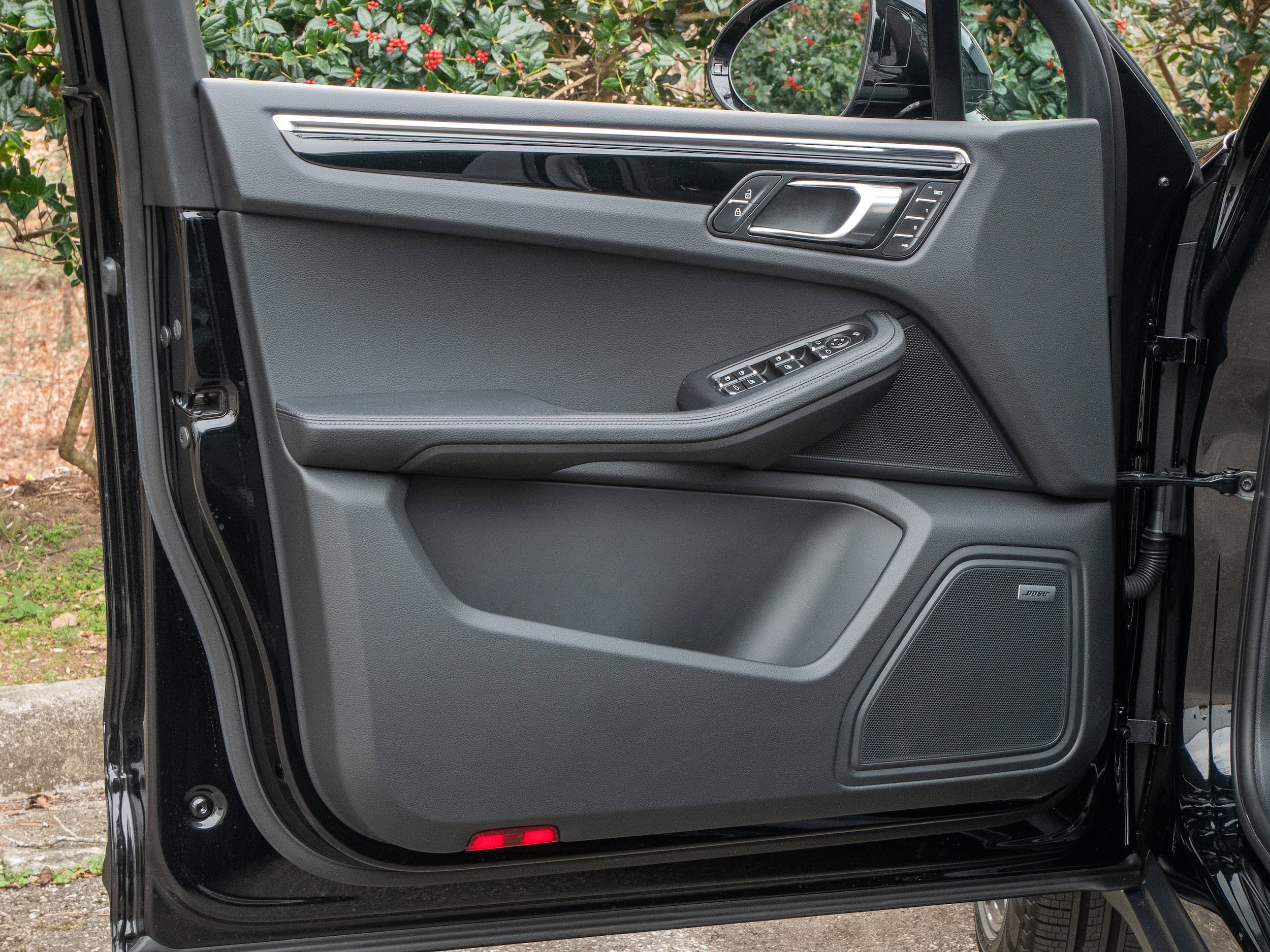 Certified 2025 Porsche Macan AWD/4WD image 27