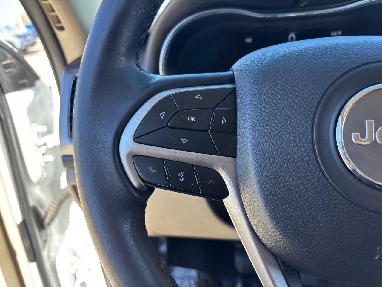 Used 2021 Jeep Grand Cherokee Laredo AWD/4WD image 25