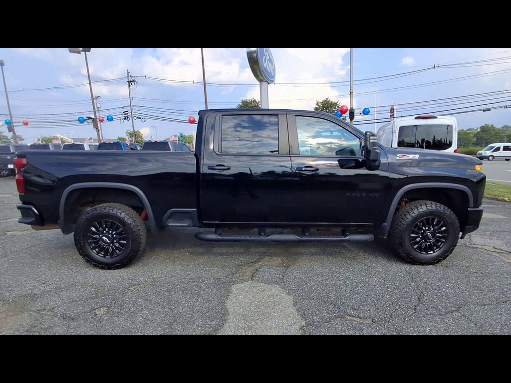 Used 2022 Chevrolet Silverado 2500 LT w/ Midnight Edition AWD/4WD image 9