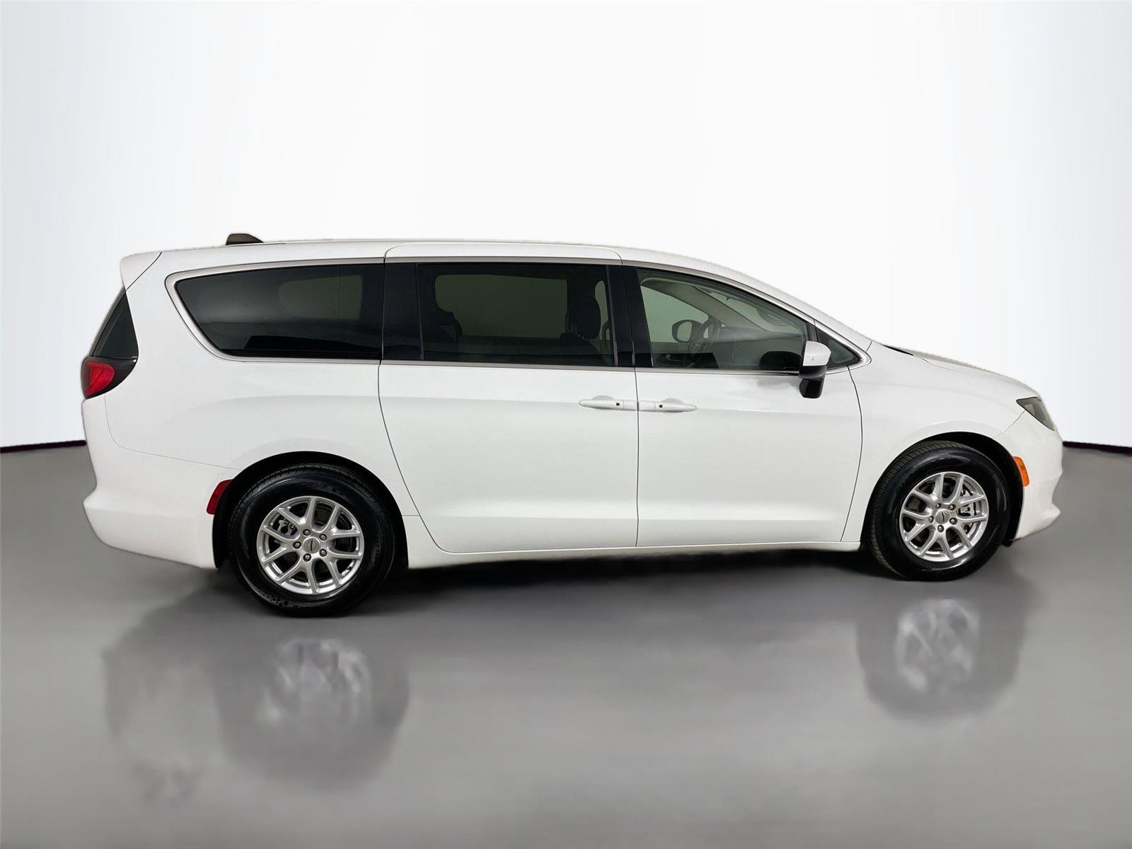 Used 2022 Chrysler Voyager LX image 17