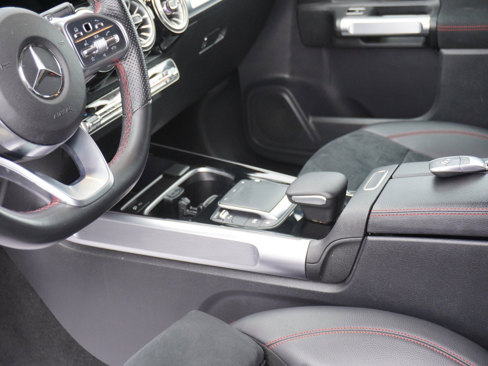 Used 2022 Mercedes-Benz GLB 250 4MATIC image 23