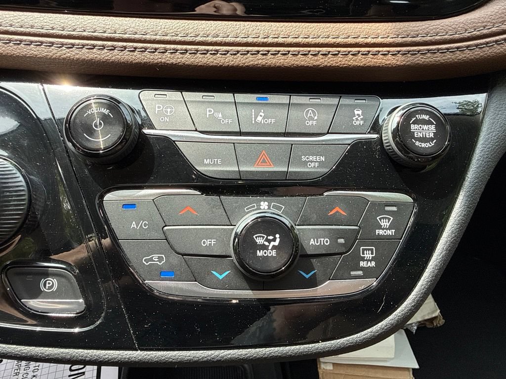 Used 2019 Chrysler Pacifica Limited w/ Advanced Safetytec Group FWD image 31