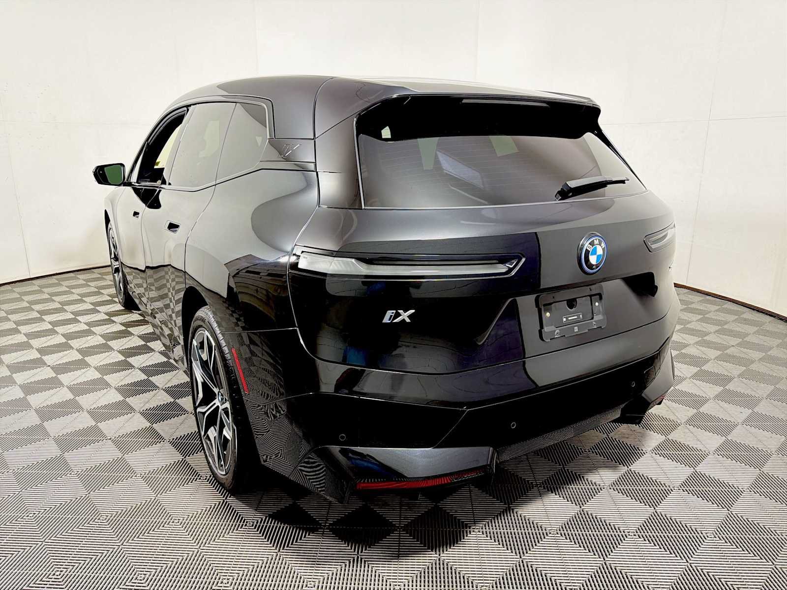 Used 2024 BMW iX xDrive50 w/ Premium Package AWD/4WD image 5